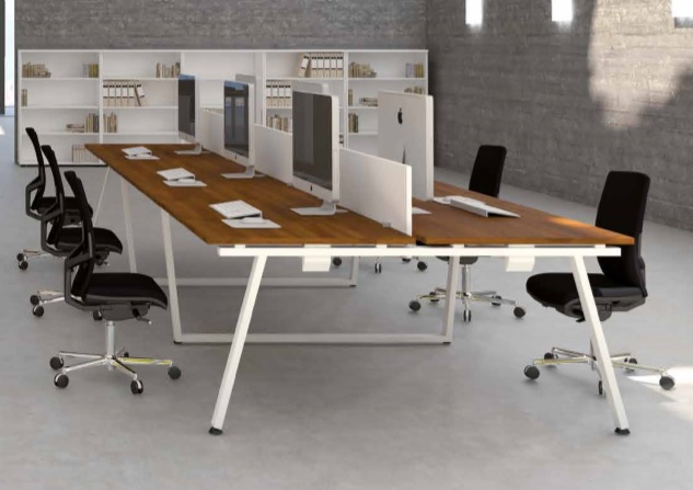 Oficina con mesas y sillas de escritorio